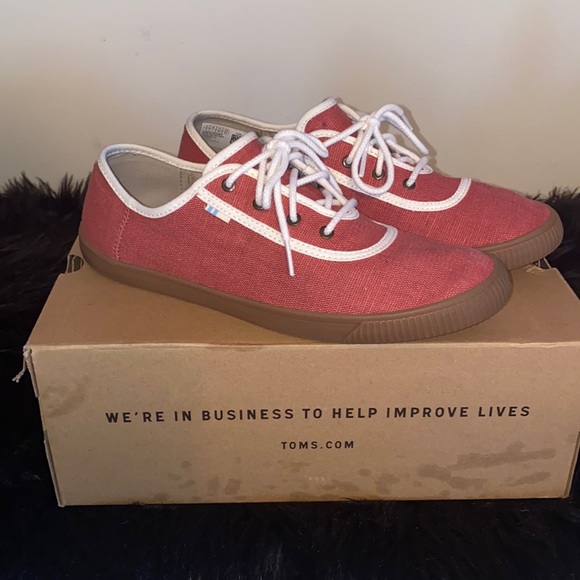 Toms - Picture 1 of 5